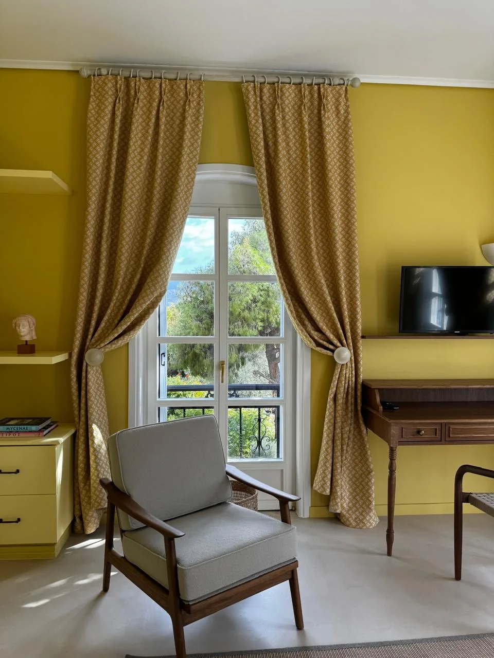 katakali-residence-gold-bedroom-curtains